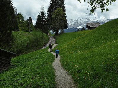 ... über einen Pfad erreichen wir die Fahrstraße.