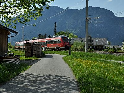 Ein Zug kommt von Garmisch Hausberg.
