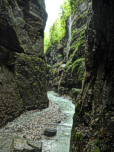 Wasserfälle an den bis zu 80 Meter hohen Wänden