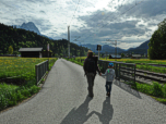 ... am Gleis entlang weiter zum Bahnhof Garmisch-Hausberg marschieren.