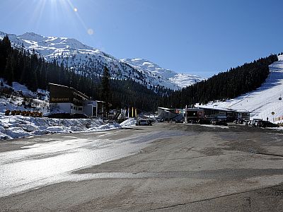 Am südlichen Ende des Parklatzes befindet sich die Rodelbahn
