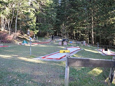 mit Minigolfplatz, ...