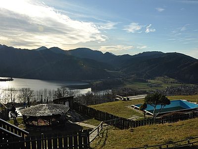 Neben einem Schwimmbecken, Trampolins und Ballpool,