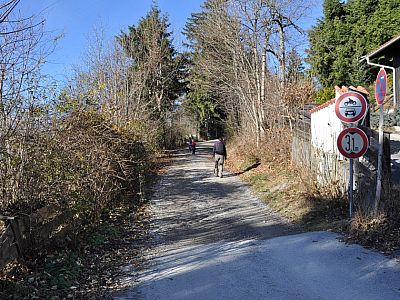 Die Teerstraße endet und der Schotterweg beginnt