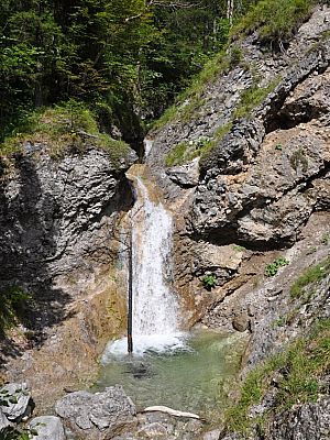 Ein kleiner Wasserfall rechts am Weg