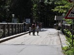 Über die Holzbrücke im Norden