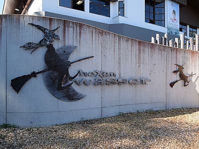 Schon an der Seilbahn trifft man auf die ersten Hexen