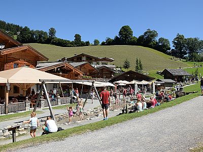 Direkt am Bach befinden sich die Stöcklalm