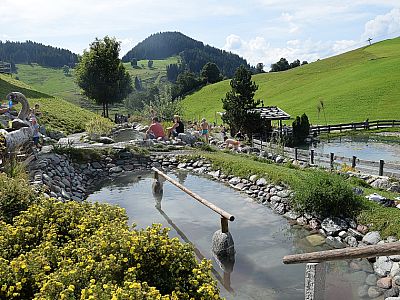 Ein Kneippbecken  erfreut die Erwachsenen