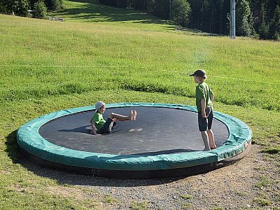 Noch einmal wird das Trampolin genutzt, ...