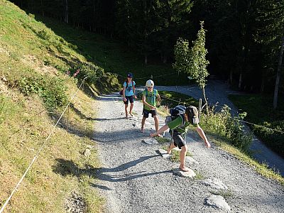 Barfuß marschiert es sich auf den großen Steinen deutlich bequemer