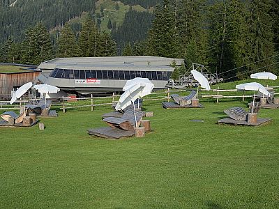 Die Sonnensessel sind am frühen Abend verlassen