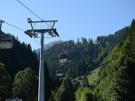 Die moderne Hexen ziehen die Seilbahn dem Besen vor