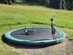 Noch einmal wird das Trampolin genutzt, ...