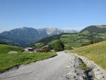 Mit Blick auf den Wilden Kaiser steigen wir wieder ab