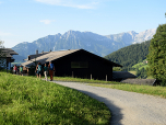 Bequem steigen wir auf dem breiten Weg ab