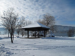 Pavillion am Ufer