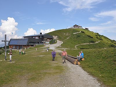 Blick zurück zur Sonnenalm und zum Wankhaus