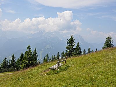 Sitzgelegenheit mit Blick auf das Wettersteingebirge