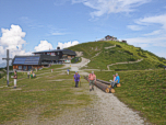 Blick zurück zur Sonnenalm und zum Wankhaus
