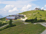 Blick auf die Sonnenalm und das Wankhaus.