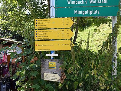 Am Kiosk, nicht weit vom Parkplatz ist die Wimbachklamm  und das Wimbachschloss bereits angeschrieben