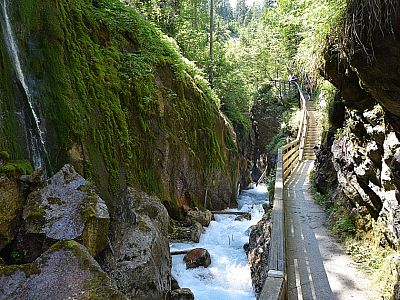 Eine Treppe führt uns aus der Klamm hinaus...