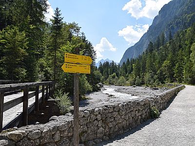 Hier halten wir uns rechts und marschieren weiter auf das Wimbachschloss zu