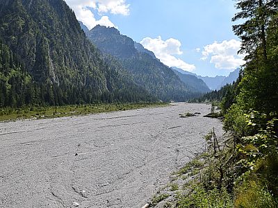 Riesige Kiesmengen
bedecken den Talboden