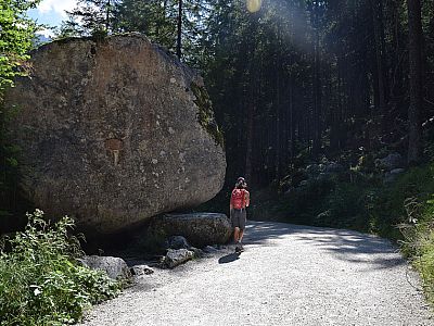 Ein riesiger Felsklotz am linken Wegesrand