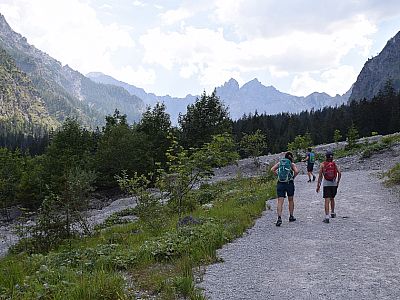 Wir folgen noch wenige Meter dem Weg in das Tal...