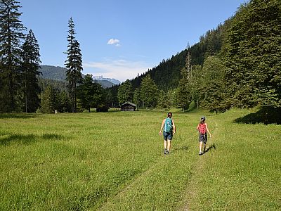 ... immer auf der Ostseite des Baches.