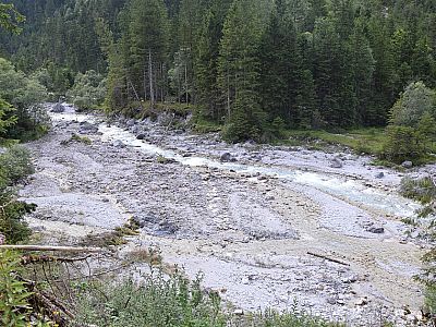 Im unteren Bereich marschieren wir auf einem kleinen Pfad oberhalb des Ufers...