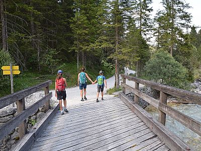 ... bevor wir über eine Brücke auf den Aufstiegsweg treffen