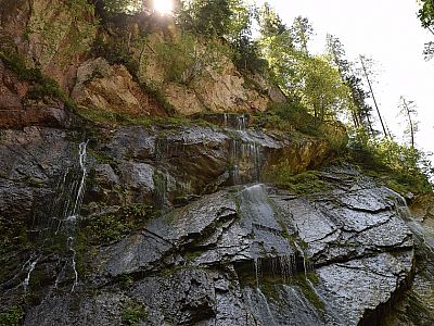 Links von uns plätschert das Wasser über die glatten Felsen