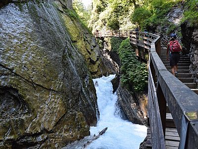 Brodelnd uns spritzend stürzen die Wassermassen des Wimbachs zu Tal