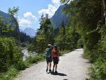 Auf dem breiten Weg dringen wir tiefer in das Tal ein