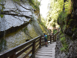 Der Steg führt auf der der Westseite der Klamm an den Wasserfällen vorbei
