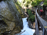 Brodelnd uns spritzend stürzen die Wassermassen des Wimbachs zu Tal