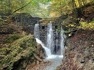 Die Staumauer am Ende der Klamm
