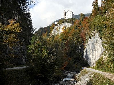Majestätisch thront St. Georgenberg oberhalb der Felsen