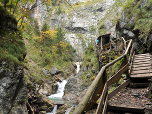 Der Weg führt über eine steilabfallende Felswand