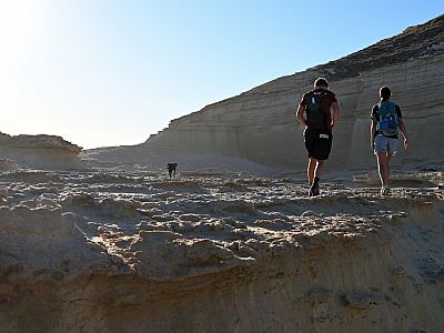 Wir spazieren auf die andere Seite der Felsen
