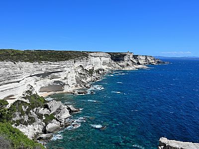 Immer mehr ist von der zurückliegenden Steilküste zu sehen