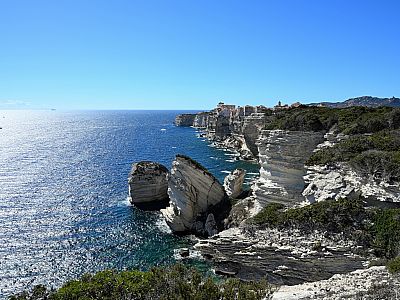 Zwei beeindruckende Felsen sind vor Bonifacio ins Meer gestürzt