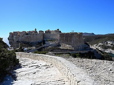 Über einen breiten Weg erreichen wir den Sattel mit der Kapelle Saint-Roch