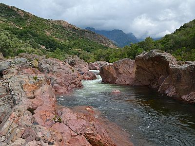 Vorbei an den roten Felsen wandern wir wieder zurück