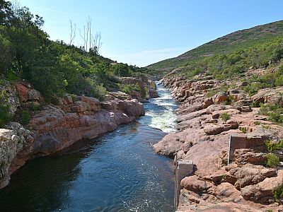 Schnurgrade hat sich der Fango seinen Weg durch die Felsen gebahnt