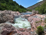 Wunderschön ist der rote Fels am Ufer des Fango