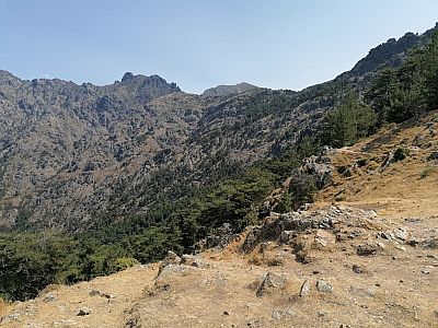 Der Monte Corona spitzt über dem Sattel Bocca à U Bassiguellu hervor
